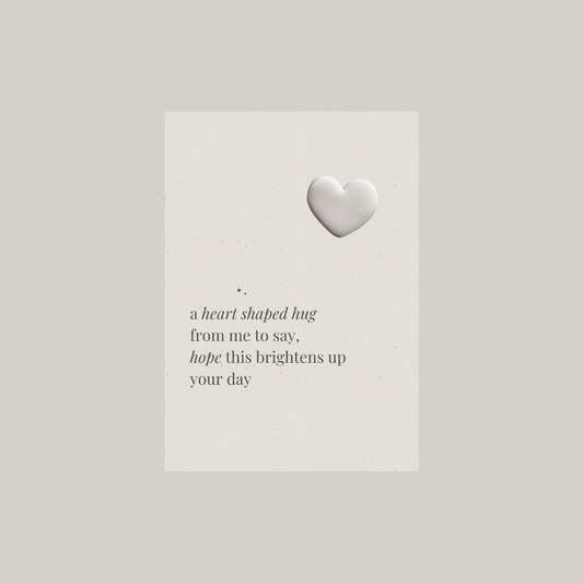 Kaartje met pin | a heart shaped hug
