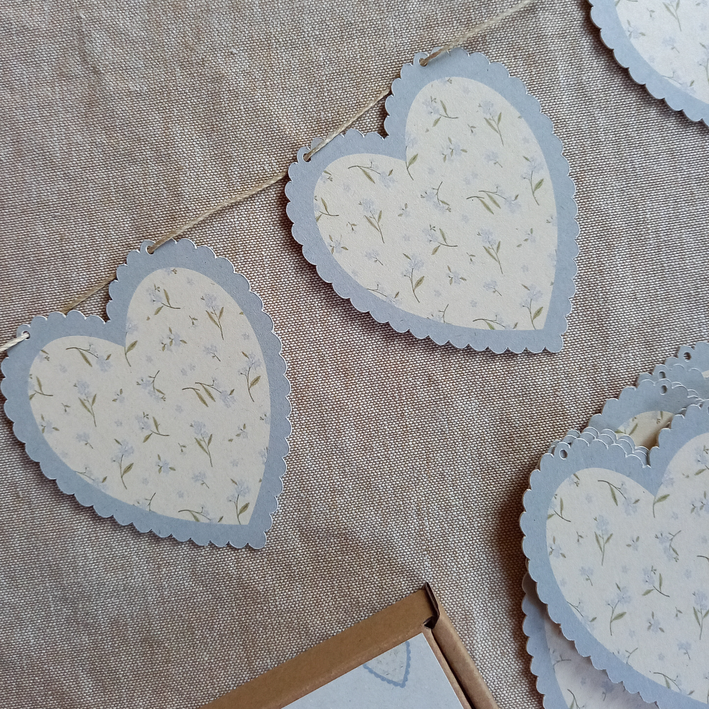 Slinger van hartjes | a heart shaped garland