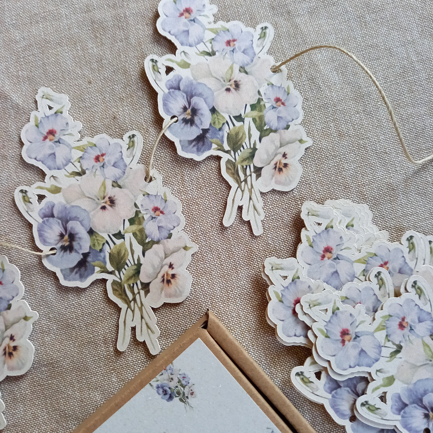 Slinger van viooltjes | a flower a day